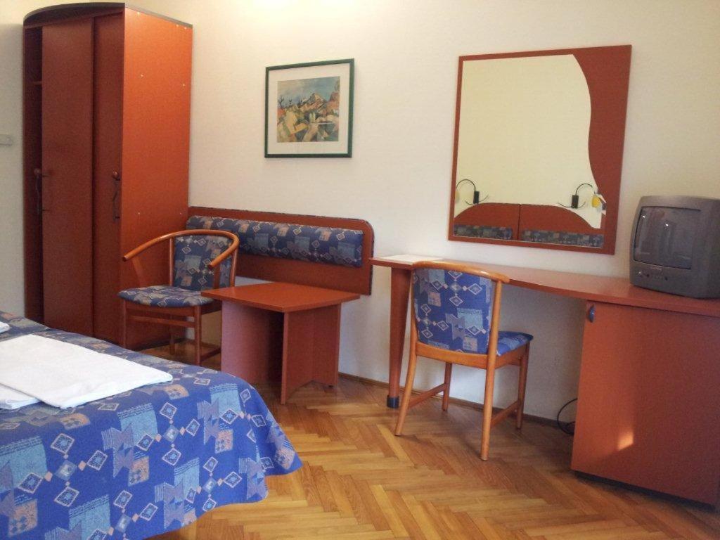 Fenyves Hotel Bekescsaba Rum bild