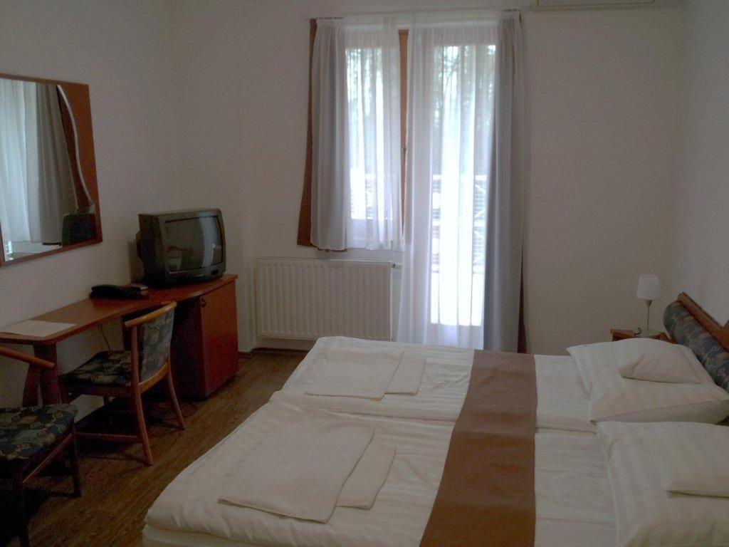 Fenyves Hotel Bekescsaba Exteriör bild