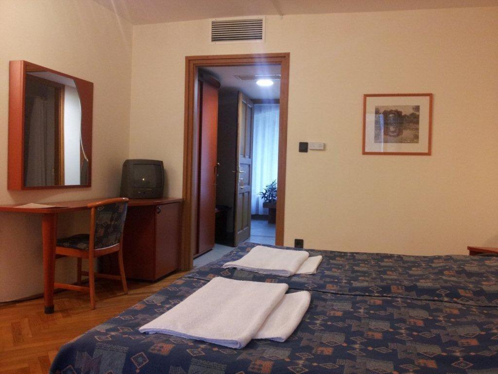 Fenyves Hotel Bekescsaba Exteriör bild